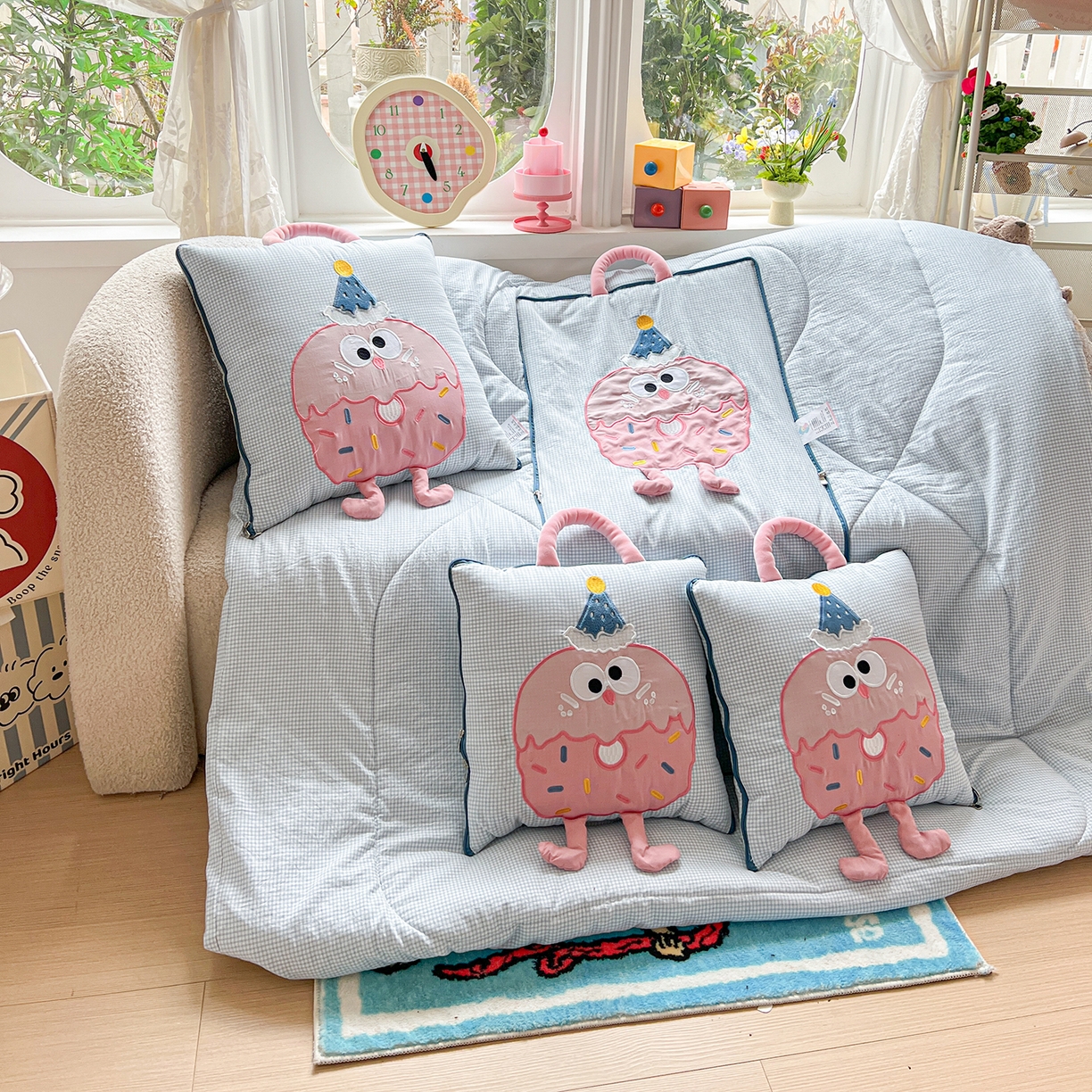 91家纺网 家纺一手货源 找家纺 古本家居 2026新款四季款水洗曲奇抱枕被 四季水洗曲奇蓝格