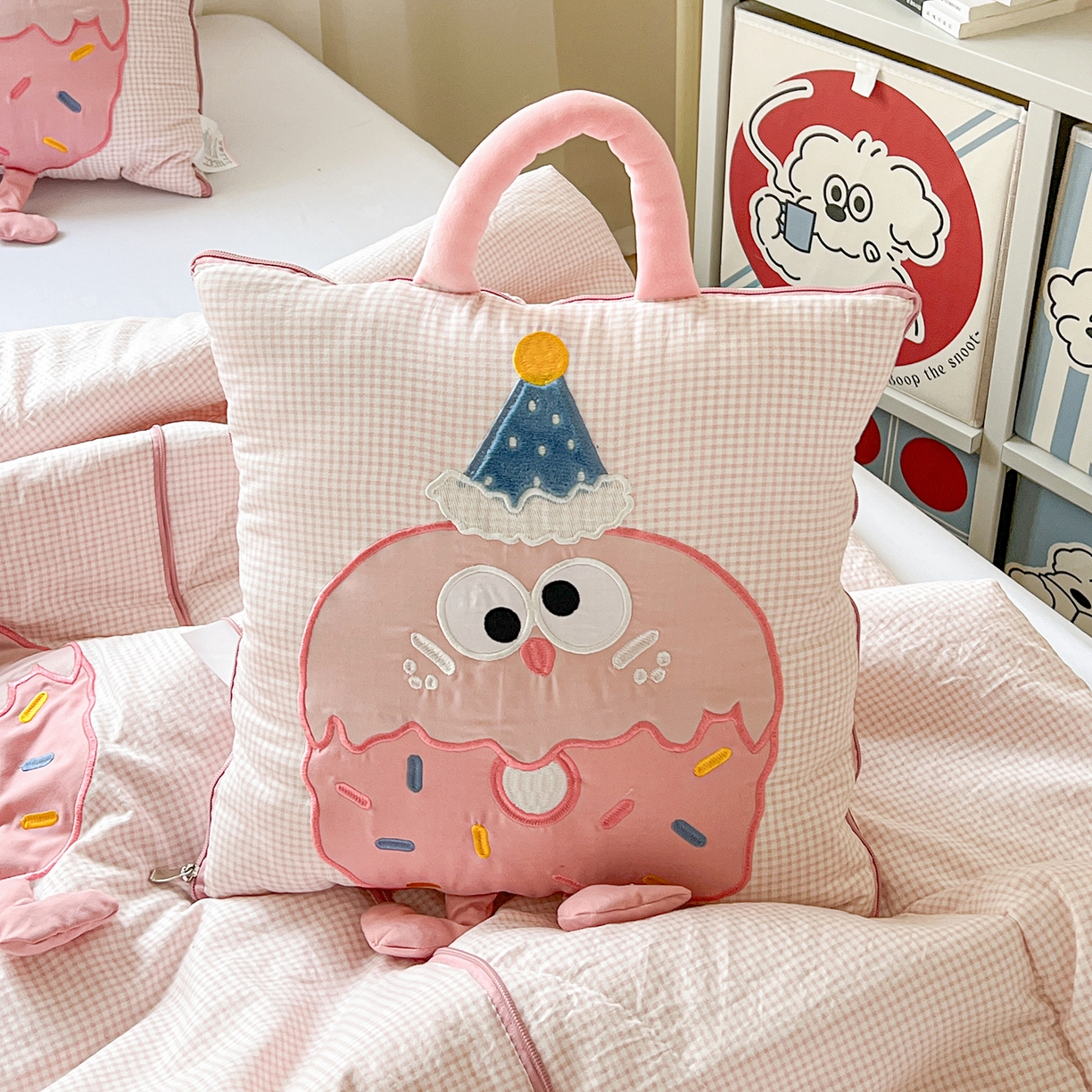 91家纺网 家纺一手货源 找家纺 古本家居 2026新款四季款水洗曲奇抱枕被 四季水洗曲奇粉格