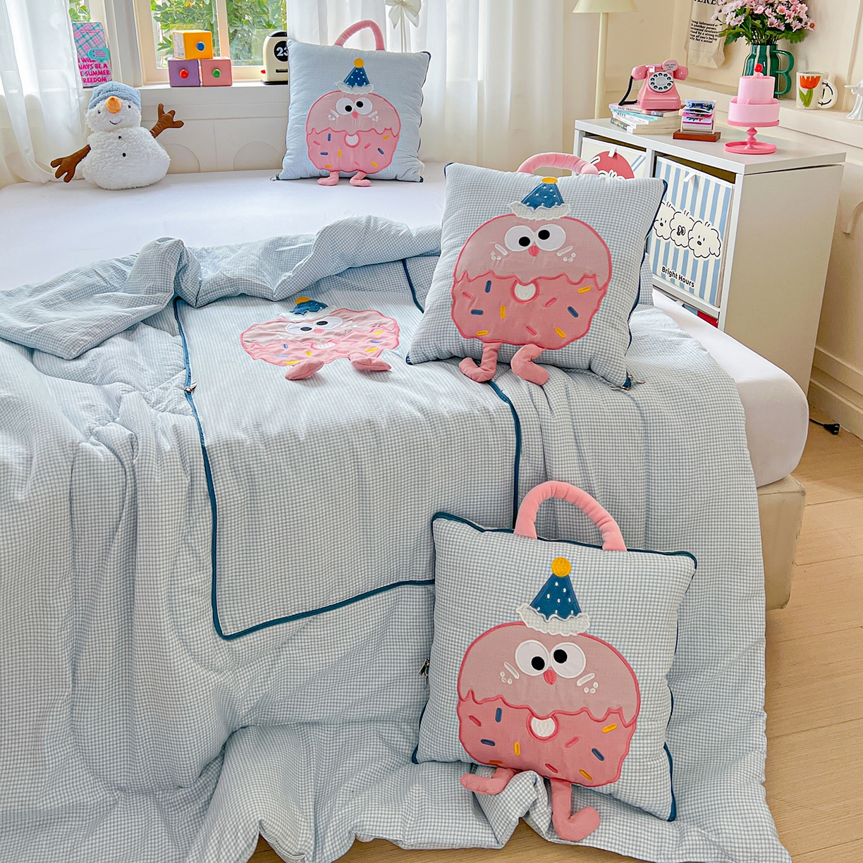 91家纺网 家纺一手货源 找家纺 古本家居 2026新款四季款水洗曲奇抱枕被 四季水洗曲奇蓝格