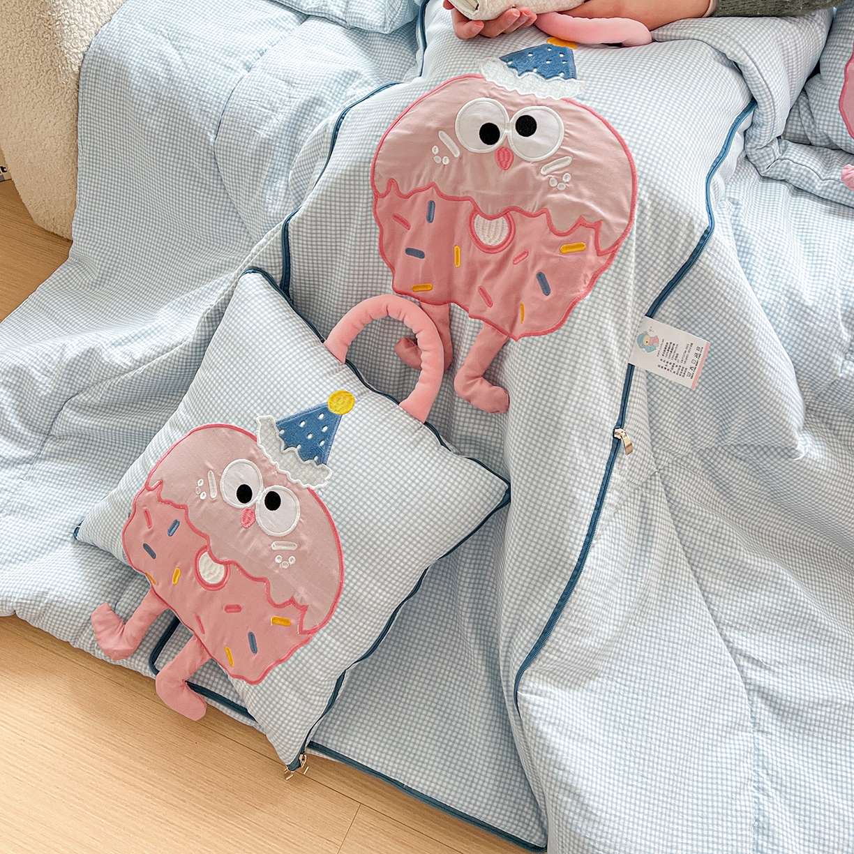 91家纺网 家纺一手货源 找家纺 古本家居 2026新款四季款水洗曲奇抱枕被 四季水洗曲奇蓝格