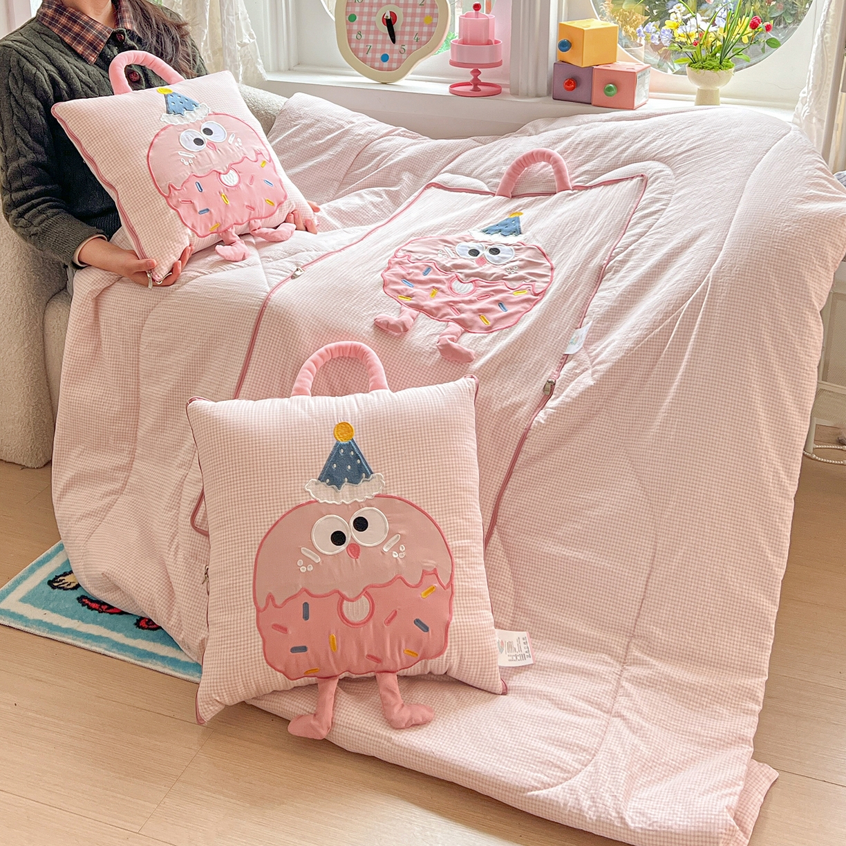 91家纺网 家纺一手货源 找家纺 古本家居 2026新款四季款水洗曲奇抱枕被 四季水洗曲奇粉格