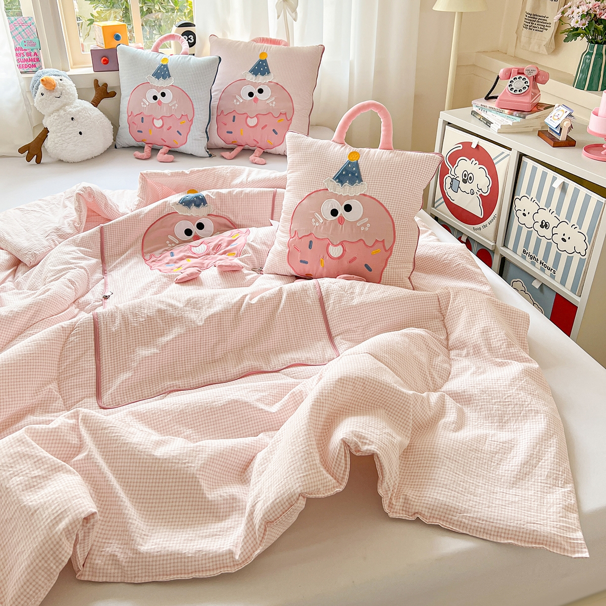 91家纺网 家纺一手货源 找家纺 古本家居 2026新款四季款水洗曲奇抱枕被 四季水洗曲奇粉格