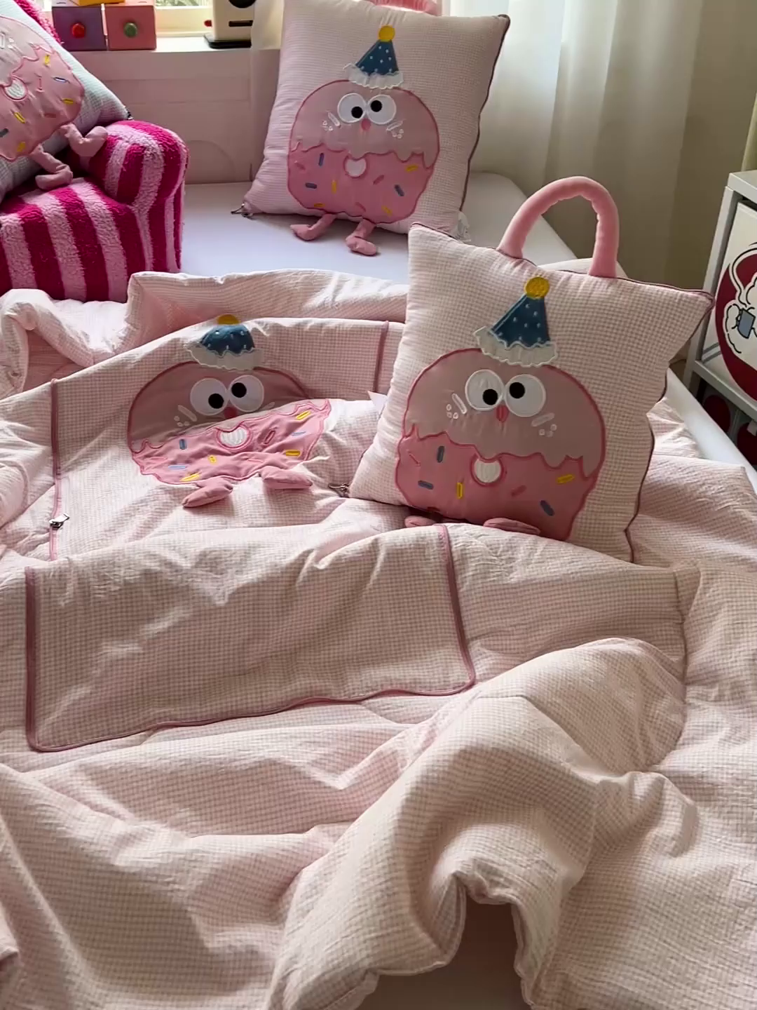 91家纺网 家纺一手货源 找家纺 古本家居 2026新款四季款水洗曲奇抱枕被 四季水洗曲奇粉格