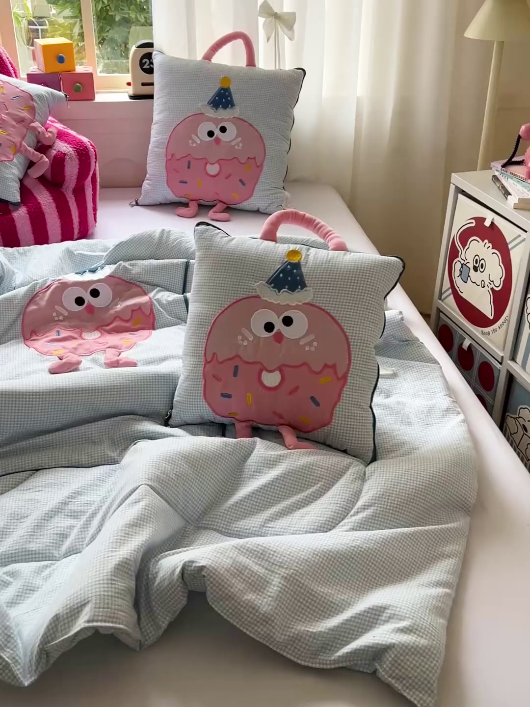 91家纺网 家纺一手货源 找家纺 古本家居 2026新款四季款水洗曲奇抱枕被 四季水洗曲奇蓝格