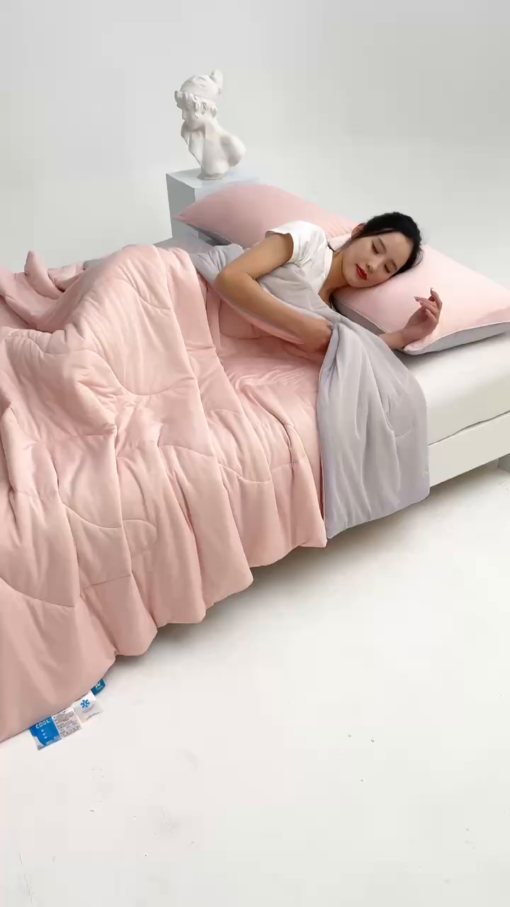 91家纺网 家纺一手货源 找家纺 沐晴家纺 2026新款A类氨纶凉感丝双拼纯色空调被大豆夏被 樱花粉灰