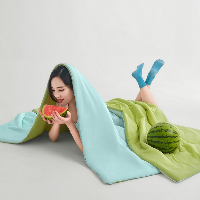 91家纺网 家纺一手货源 找家纺 沐晴家纺 2026新款A类氨纶凉感丝双拼纯色空调被大豆夏被 冰川蓝绿