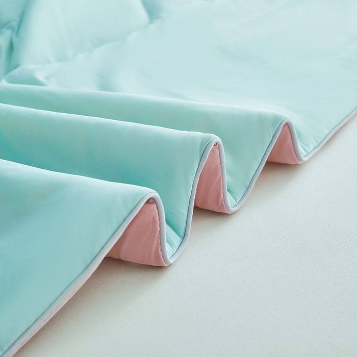 91家纺网 家纺一手货源 找家纺 沐晴家纺 2026新款A类氨纶凉感丝双拼纯色空调被大豆夏被 冰川蓝粉