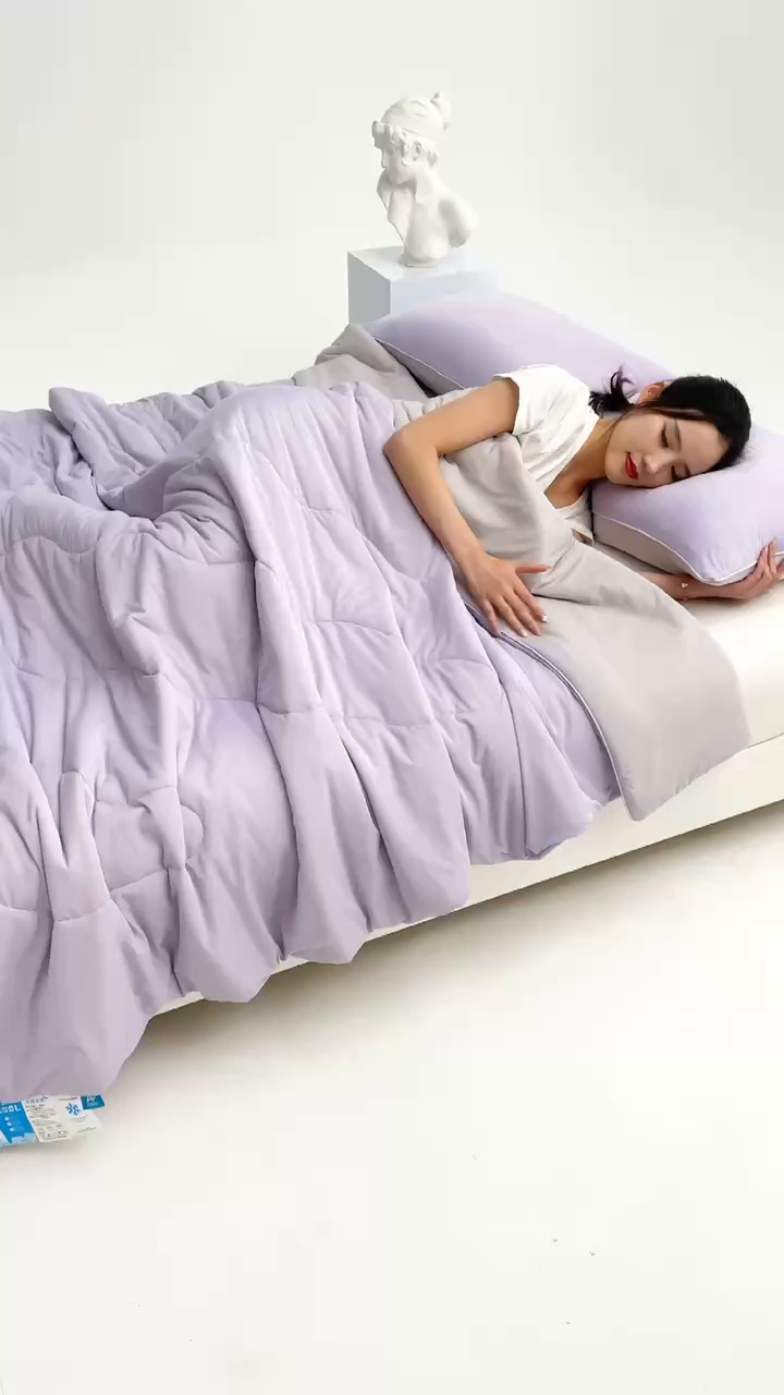 91家纺网 家纺一手货源 找家纺 沐晴家纺 2026新款A类氨纶凉感丝双拼纯色空调被大豆夏被 丁香紫灰