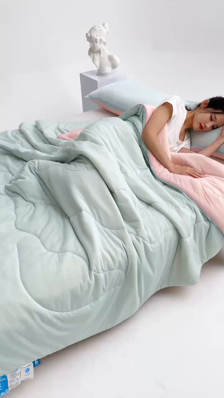 91家纺网 家纺一手货源 找家纺 沐晴家纺 2026新款A类氨纶凉感丝双拼纯色空调被大豆夏被 冰川蓝粉