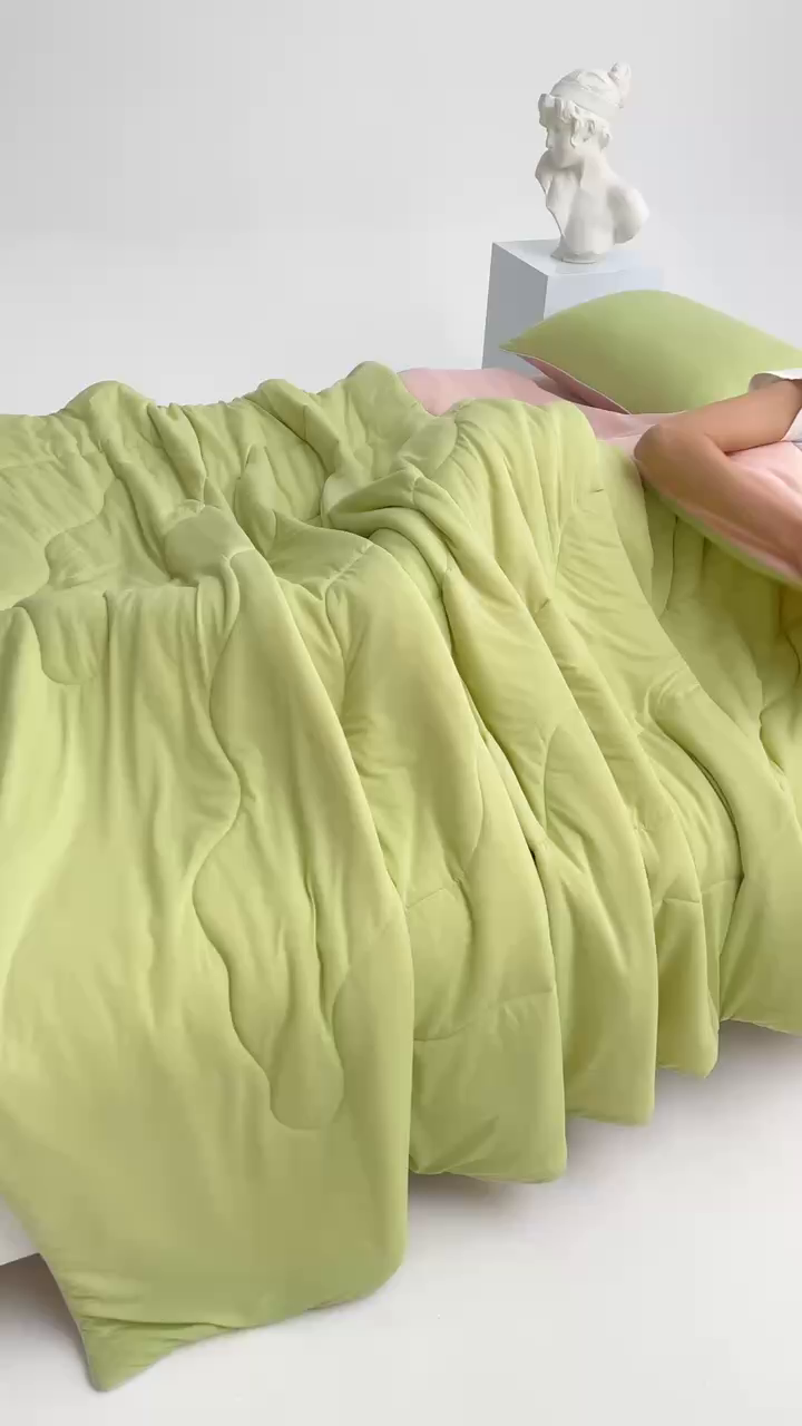 91家纺网 家纺一手货源 找家纺 沐晴家纺 2026新款A类氨纶凉感丝双拼纯色空调被大豆夏被 蜜瓜绿粉