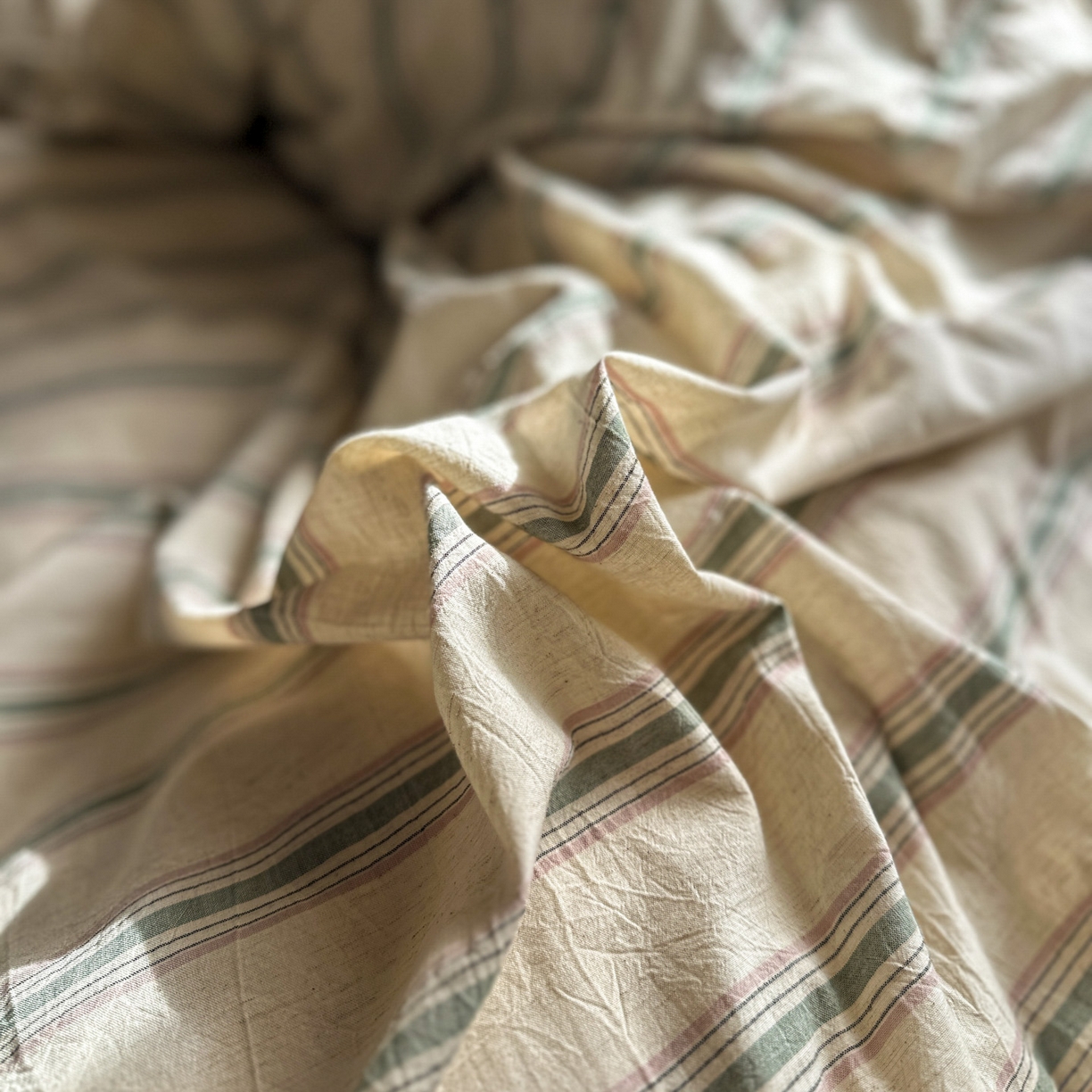 91家纺网 家纺一手货源 找家纺 田野 2026新款全棉棉麻四件套-条纹系列 禾风 粉绿