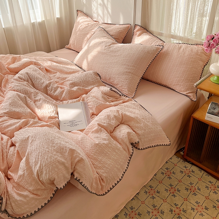 91家纺网 家纺一手货源 找家纺 仟网汇 2026新款泡泡纱三角针四件套--纯色系列 奶油粉