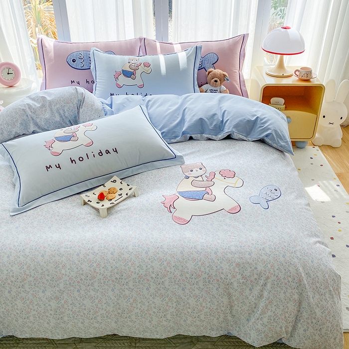 91家纺网 家纺一手货源 找家纺 眷恋家纺 2026新款全棉小清新铂金棉13376卡通三件套四件套 花与寻-灰