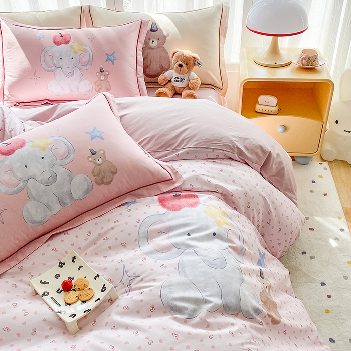 91家纺网 家纺一手货源 找家纺 眷恋家纺 2026新款全棉小清新铂金棉13376卡通三件套四件套 莫莉-粉