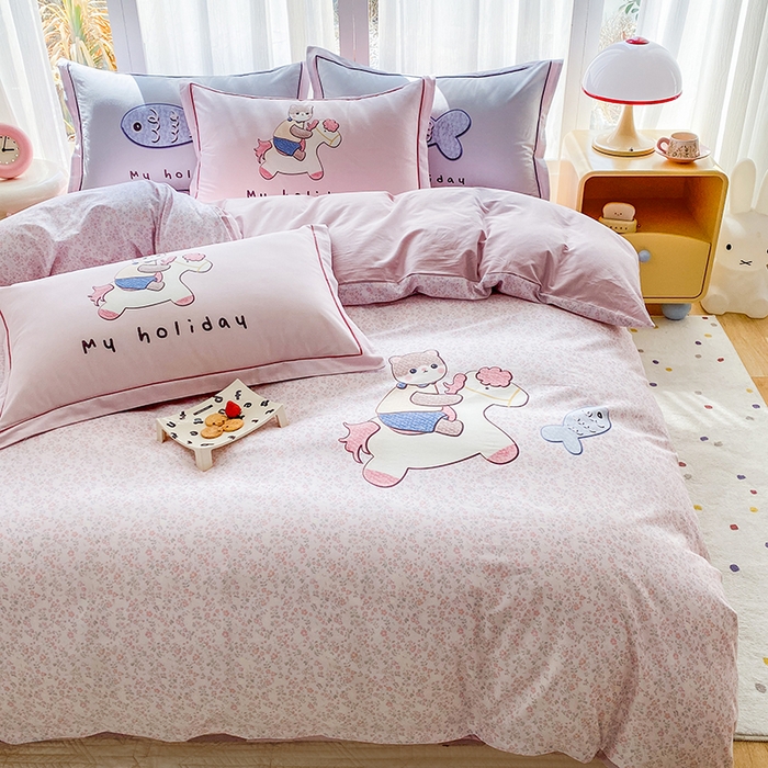 91家纺网 家纺一手货源 找家纺 眷恋家纺 2026新款全棉小清新铂金棉13376卡通三件套四件套 花与寻-粉