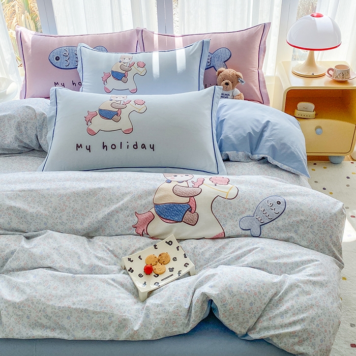 91家纺网 家纺一手货源 找家纺 眷恋家纺 2026新款全棉小清新铂金棉13376卡通三件套四件套 花与寻-灰