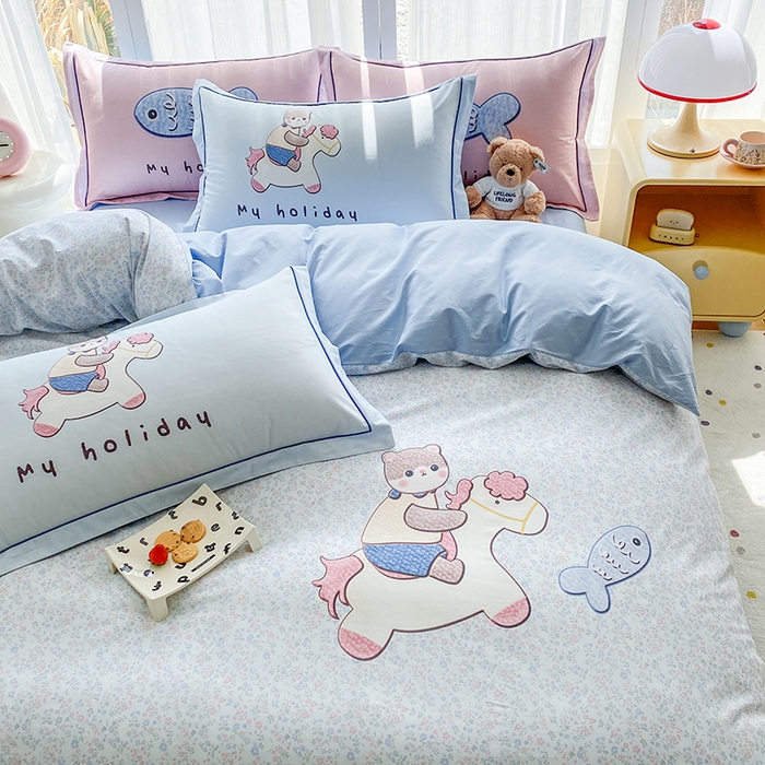 91家纺网 家纺一手货源 找家纺 眷恋家纺 2026新款全棉小清新铂金棉13376卡通三件套四件套 花与寻-灰