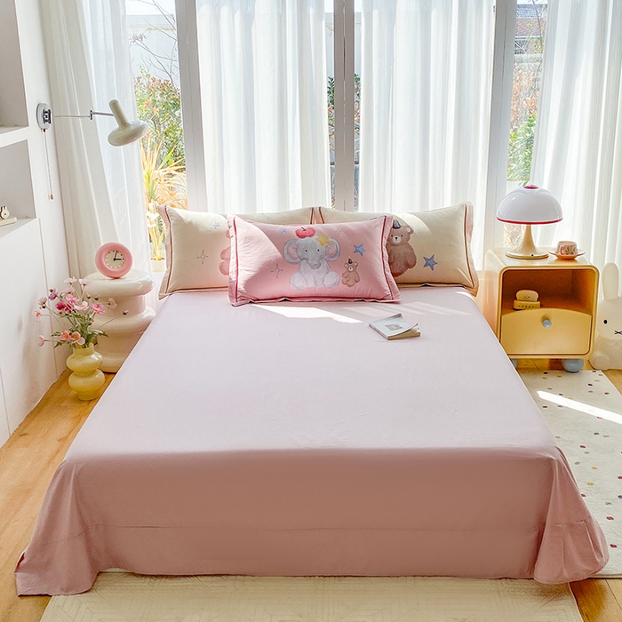 91家纺网 家纺一手货源 找家纺 眷恋家纺 2026新款全棉小清新铂金棉13376卡通三件套四件套 莫莉-粉