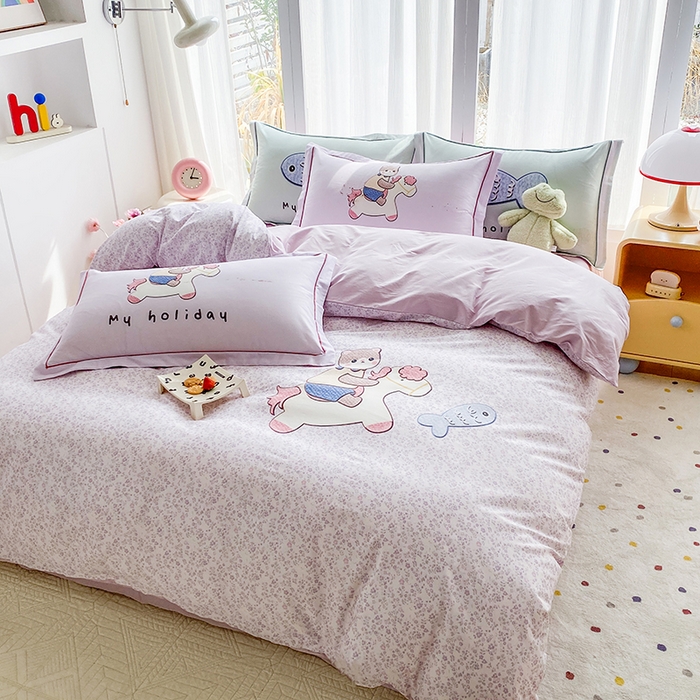 91家纺网 家纺一手货源 找家纺 眷恋家纺 2026新款全棉小清新铂金棉13376卡通三件套四件套 花与寻-紫