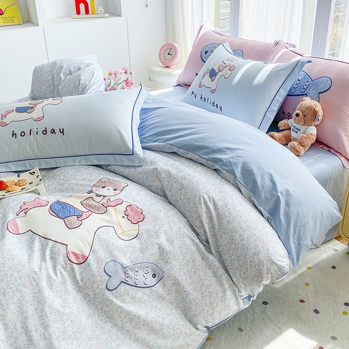 91家纺网 家纺一手货源 找家纺 眷恋家纺 2026新款全棉小清新铂金棉13376卡通三件套四件套 花与寻-灰