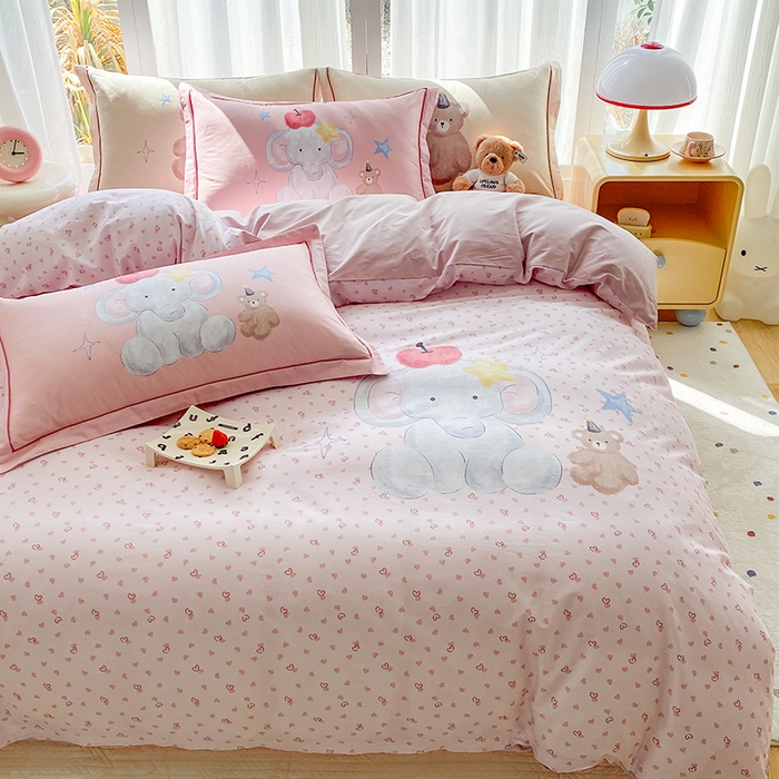 91家纺网 家纺一手货源 找家纺 眷恋家纺 2026新款全棉小清新铂金棉13376卡通三件套四件套 莫莉-粉