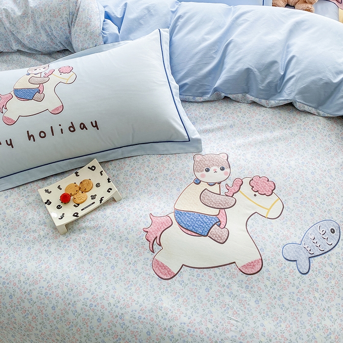 91家纺网 家纺一手货源 找家纺 眷恋家纺 2026新款全棉小清新铂金棉13376卡通三件套四件套 花与寻-灰