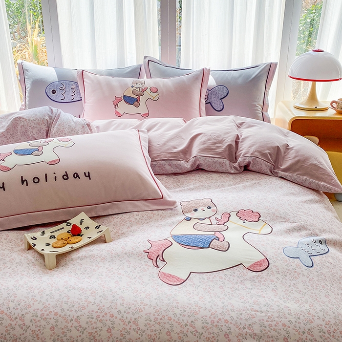 91家纺网 家纺一手货源 找家纺 眷恋家纺 2026新款全棉小清新铂金棉13376卡通三件套四件套 花与寻-粉