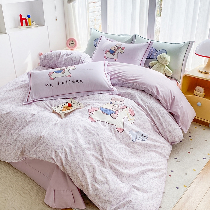 91家纺网 家纺一手货源 找家纺 眷恋家纺 2026新款全棉小清新铂金棉13376卡通三件套四件套 花与寻-紫