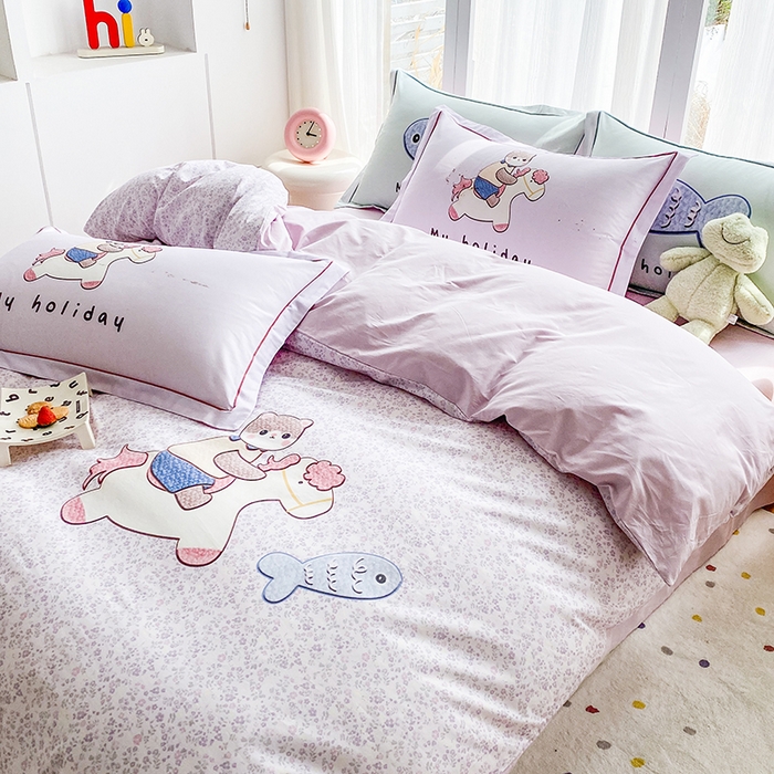 91家纺网 家纺一手货源 找家纺 眷恋家纺 2026新款全棉小清新铂金棉13376卡通三件套四件套 花与寻-紫