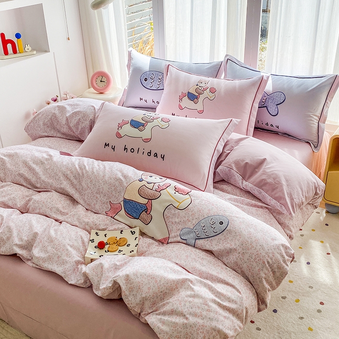 91家纺网 家纺一手货源 找家纺 眷恋家纺 2026新款全棉小清新铂金棉13376卡通三件套四件套 花与寻-粉