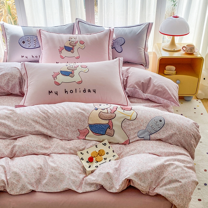 91家纺网 家纺一手货源 找家纺 眷恋家纺 2026新款全棉小清新铂金棉13376卡通三件套四件套 花与寻-粉