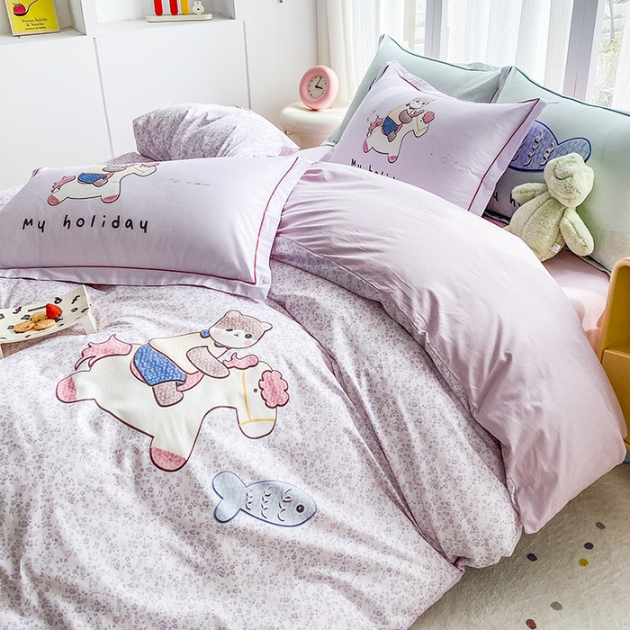 91家纺网 家纺一手货源 找家纺 眷恋家纺 2026新款全棉小清新铂金棉13376卡通三件套四件套 花与寻-紫