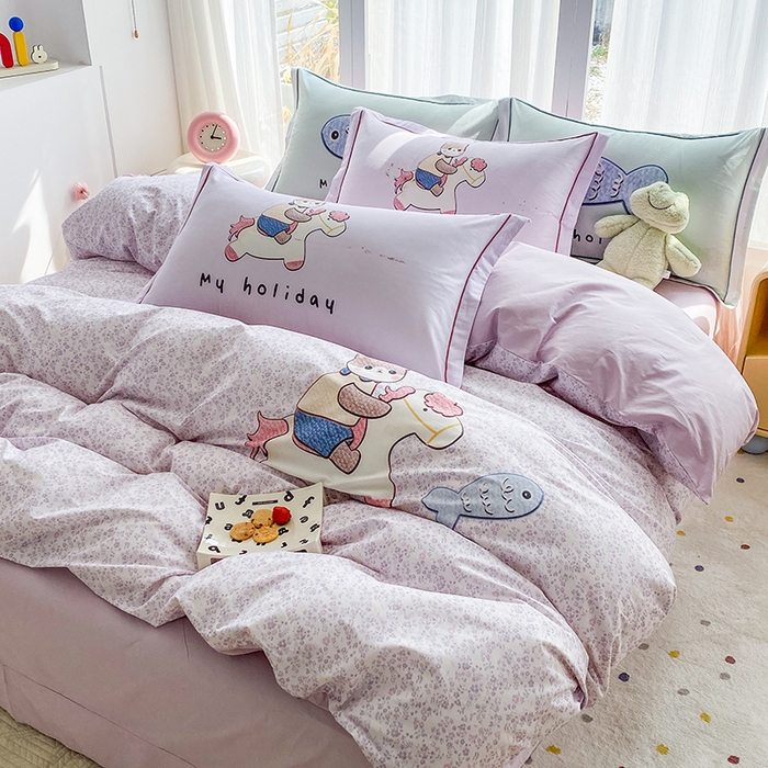 91家纺网 家纺一手货源 找家纺 眷恋家纺 2026新款全棉小清新铂金棉13376卡通三件套四件套 花与寻-紫