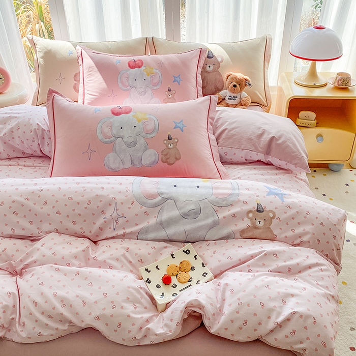 91家纺网 家纺一手货源 找家纺 眷恋家纺 2026新款全棉小清新铂金棉13376卡通三件套四件套 莫莉-粉