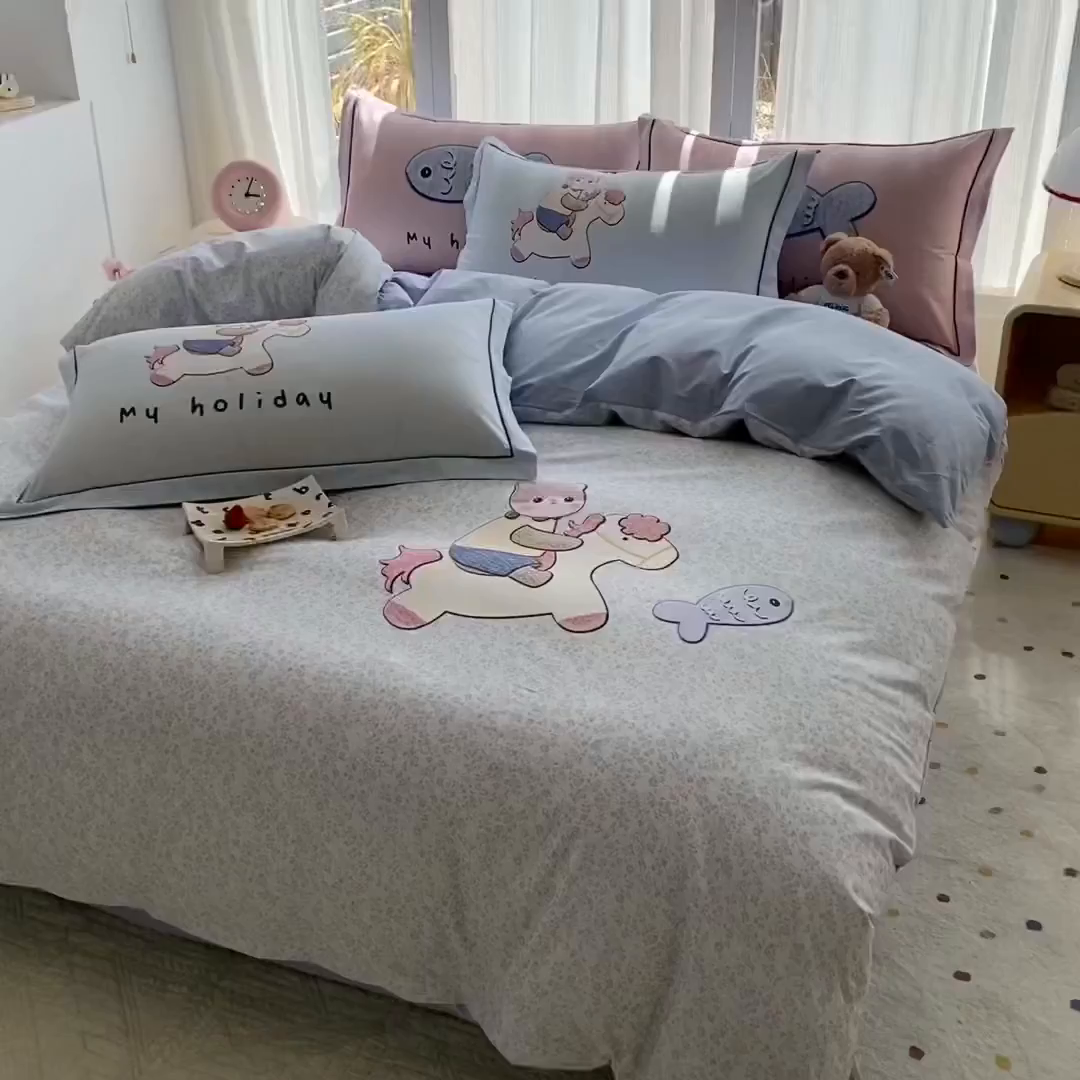 91家纺网 家纺一手货源 找家纺 眷恋家纺 2026新款全棉小清新铂金棉13376卡通三件套四件套 花与寻-灰