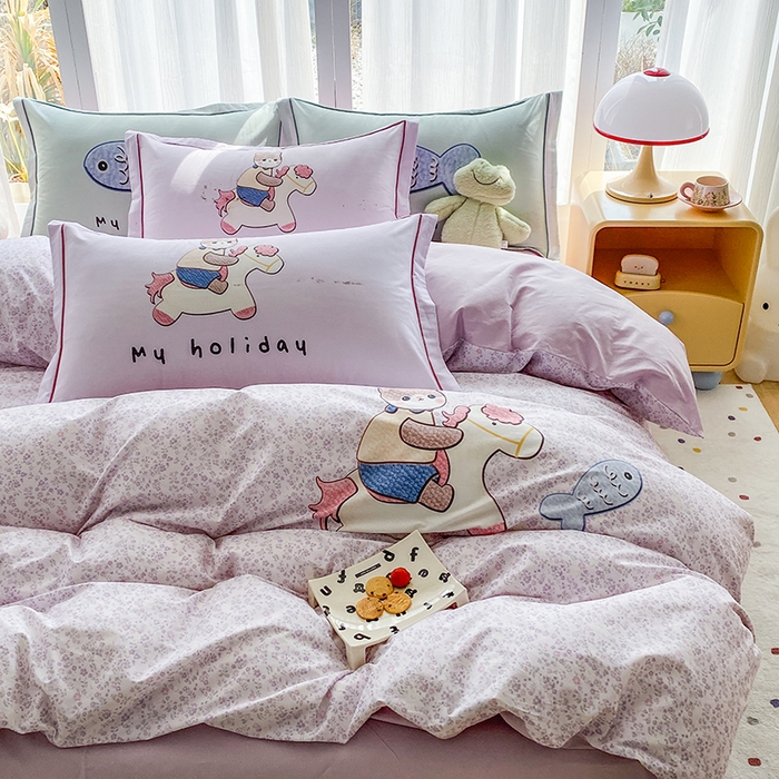 91家纺网 家纺一手货源 找家纺 眷恋家纺 2026新款全棉小清新铂金棉13376卡通三件套四件套 花与寻-紫