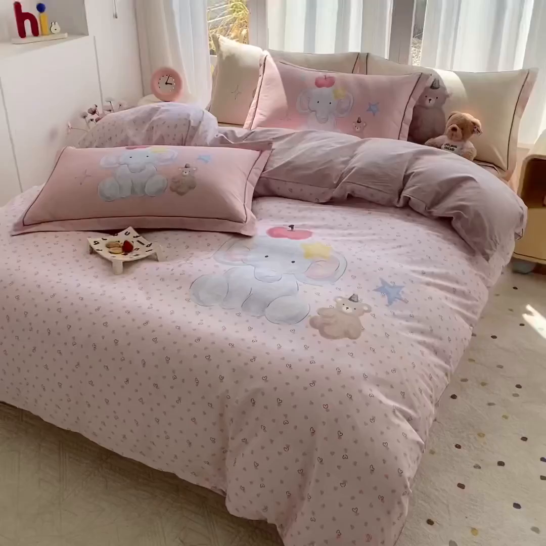 91家纺网 家纺一手货源 找家纺 眷恋家纺 2026新款全棉小清新铂金棉13376卡通三件套四件套 莫莉-粉