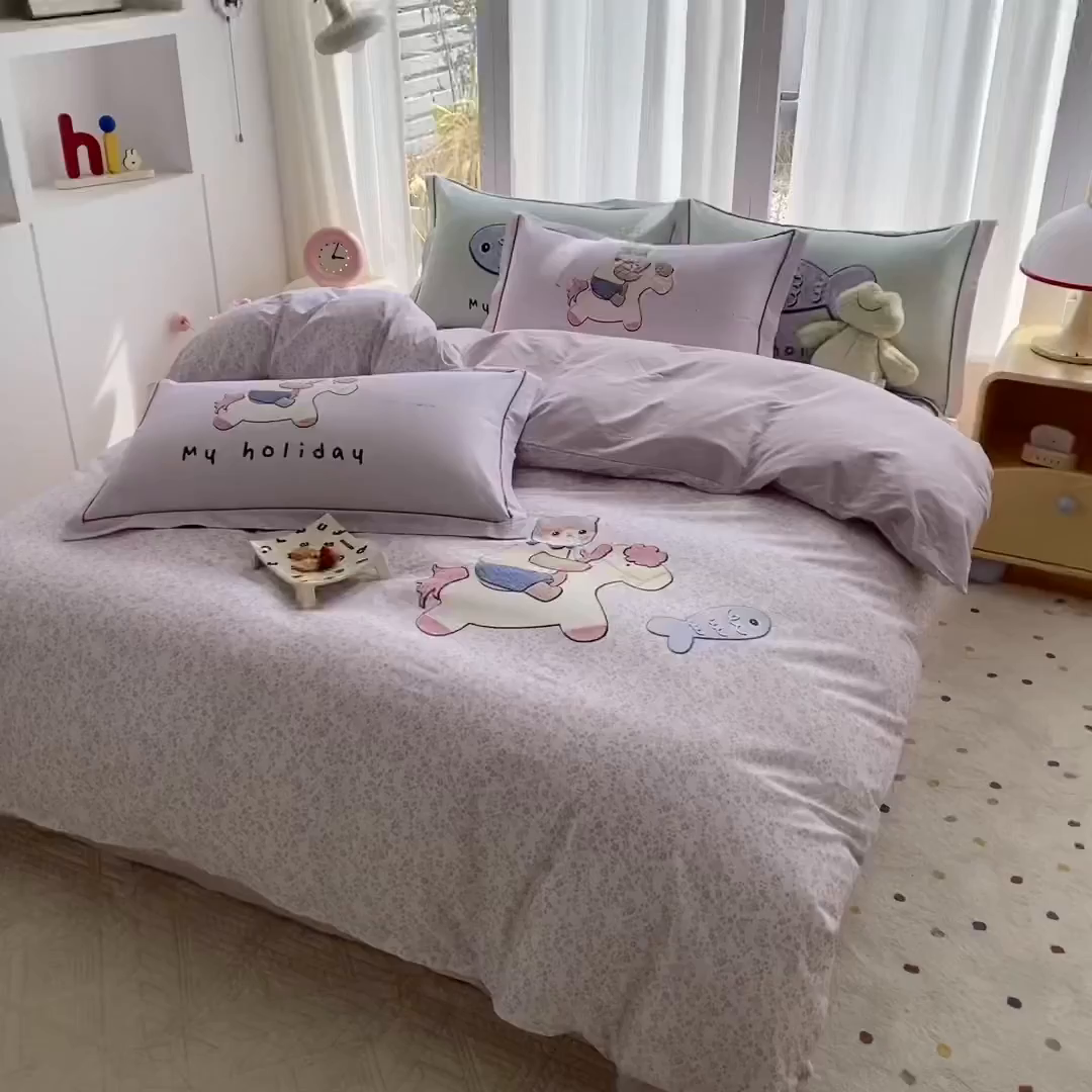 91家纺网 家纺一手货源 找家纺 眷恋家纺 2026新款全棉小清新铂金棉13376卡通三件套四件套 花与寻-紫