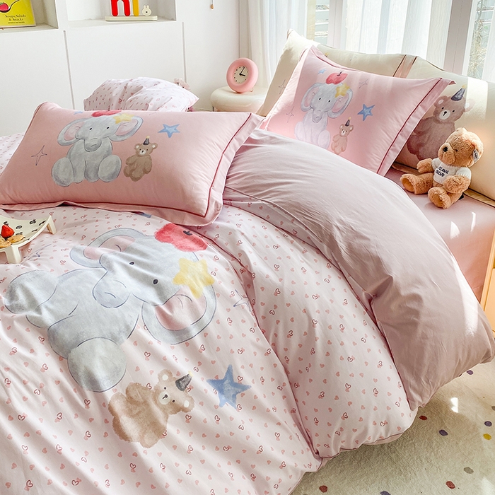 91家纺网 家纺一手货源 找家纺 眷恋家纺 2026新款全棉小清新铂金棉13376卡通三件套四件套 莫莉-粉