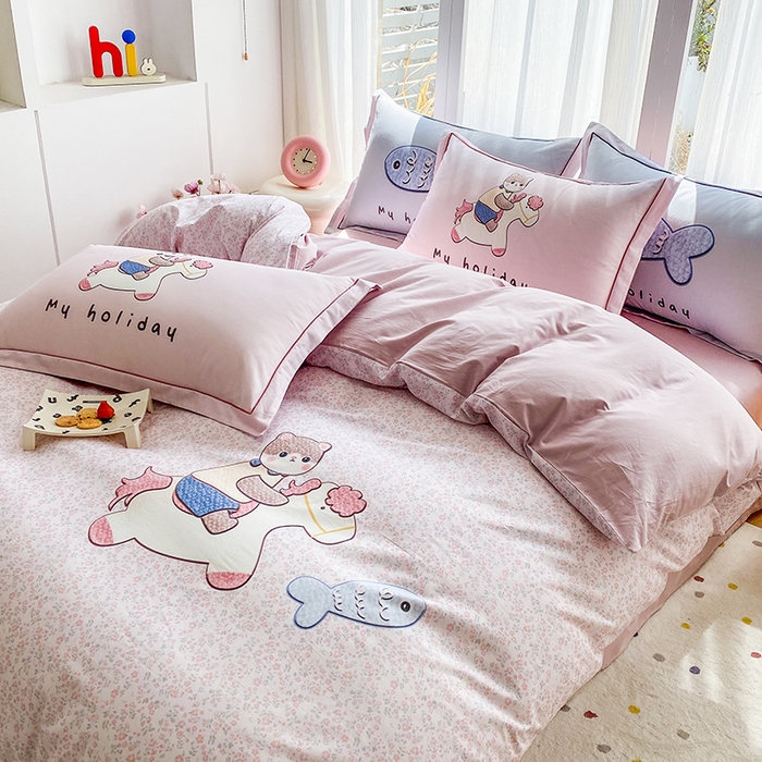 91家纺网 家纺一手货源 找家纺 眷恋家纺 2026新款全棉小清新铂金棉13376卡通三件套四件套 花与寻-粉