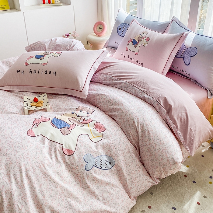 91家纺网 家纺一手货源 找家纺 眷恋家纺 2026新款全棉小清新铂金棉13376卡通三件套四件套 花与寻-粉