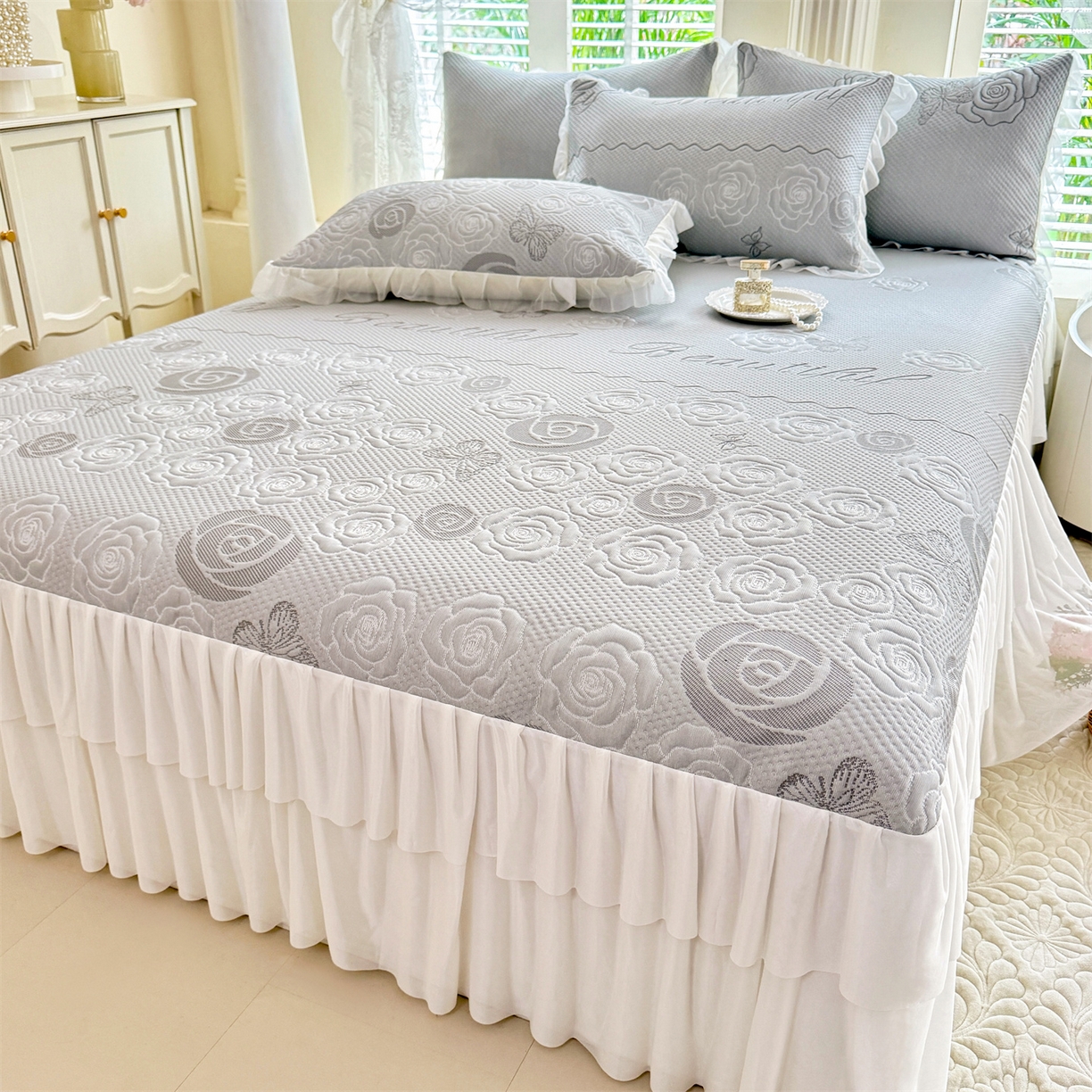 91家纺网 家纺一手货源 找家纺 优贝家纺 2026新款A类凉感豆豆席三件套床裙款软席子 花韵-山灰