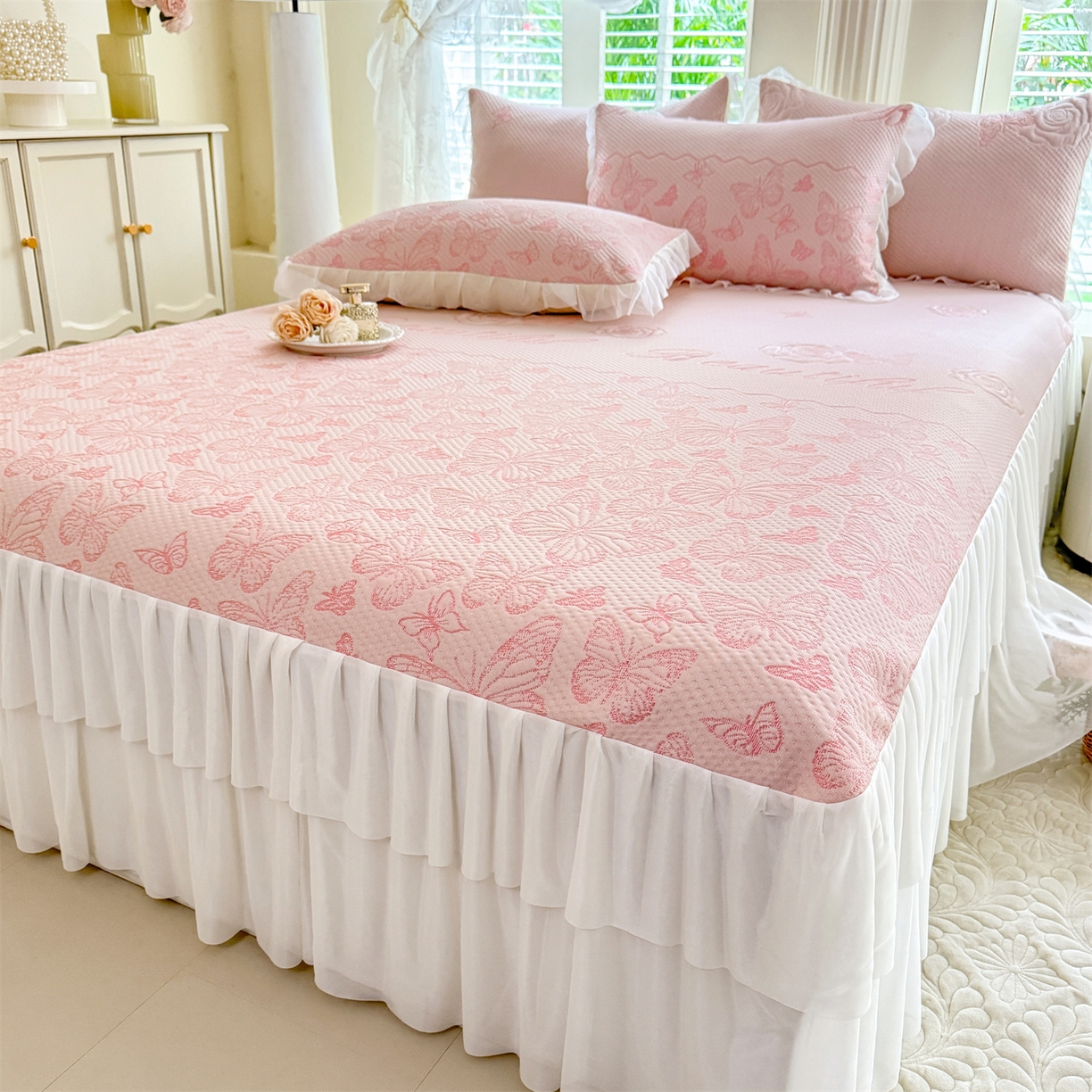 91家纺网 家纺一手货源 找家纺 优贝家纺 2026新款A类凉感豆豆席三件套床裙款软席子 蝶舞-粉玉