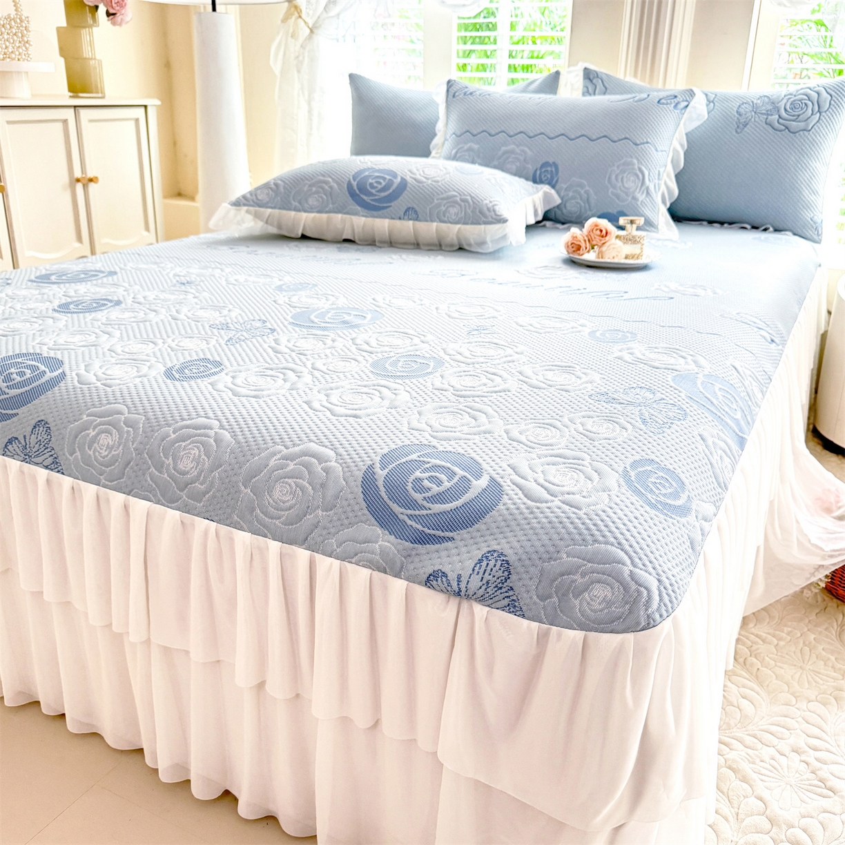 91家纺网 家纺一手货源 找家纺 优贝家纺 2026新款A类凉感豆豆席三件套床裙款软席子 花韵-天蓝