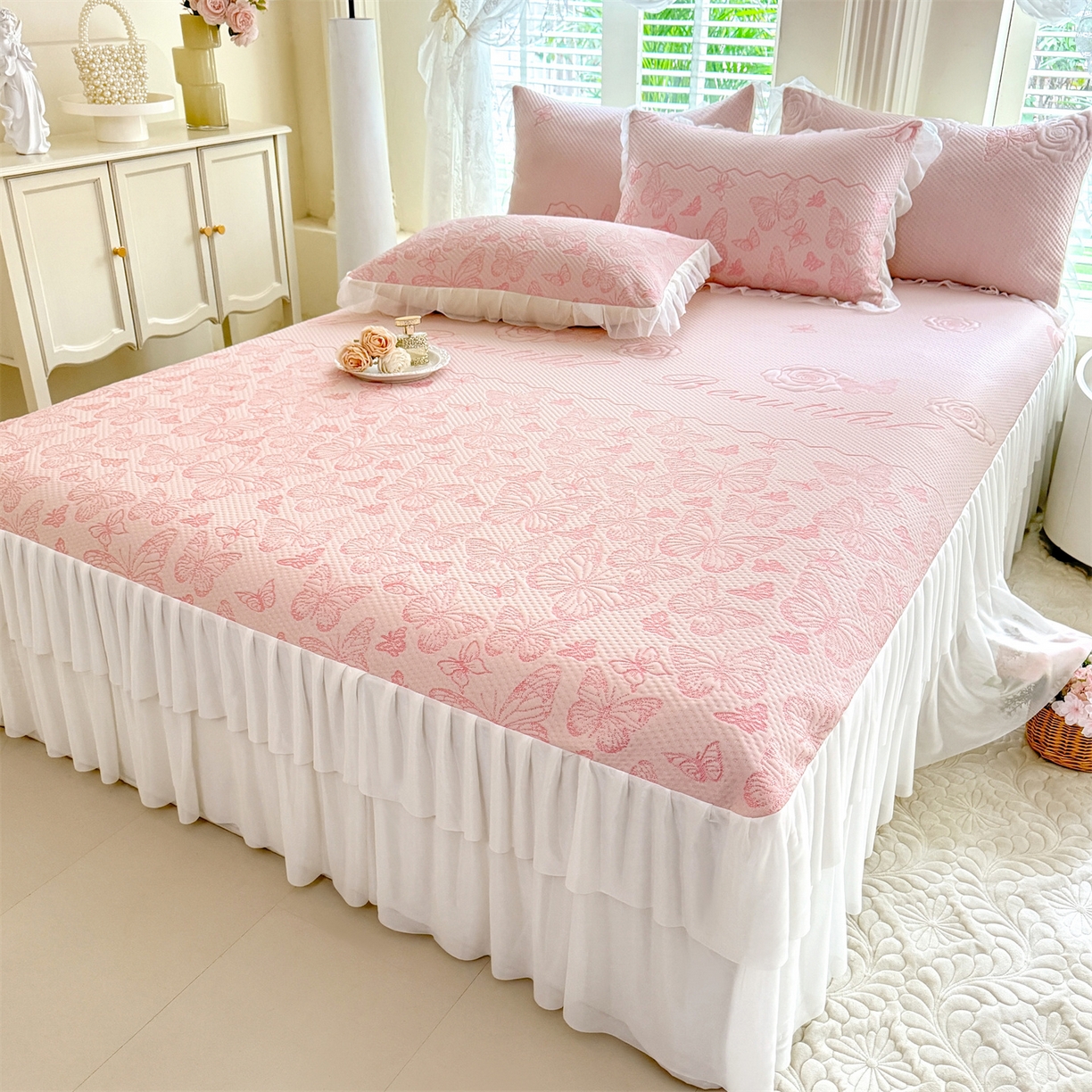 91家纺网 家纺一手货源 找家纺 优贝家纺 2026新款A类凉感豆豆席三件套床裙款软席子 蝶舞-粉玉