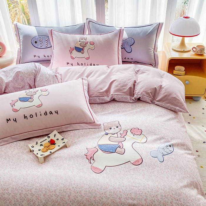 91家纺网 家纺一手货源 找家纺 眷恋家纺 2026新款全棉小清新铂金棉13376卡通三件套四件套 花与寻-粉