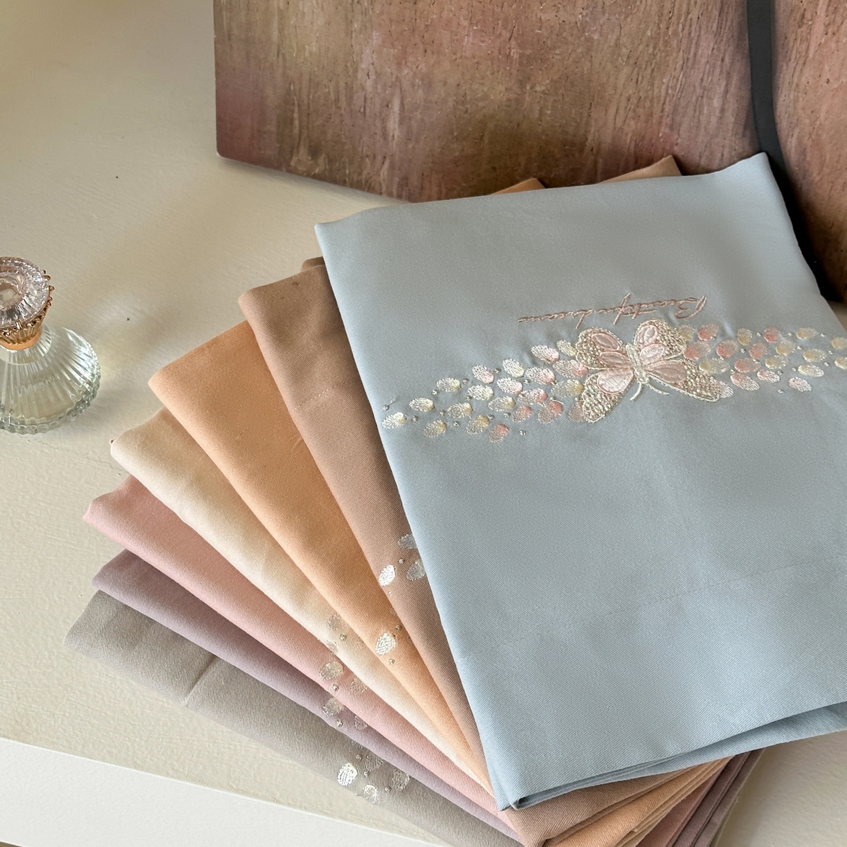 91家纺网 家纺一手货源 找家纺 （总）芯丝路家纺 2026新款全棉磨毛工艺绣花款四件套-蝶梦