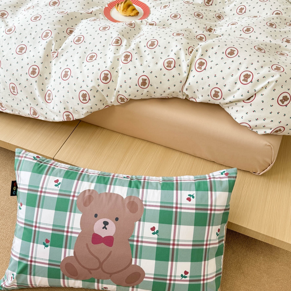 91家纺网 家纺一手货源 找家纺 RYB红黄兰 2026新款ins风全棉卡通纯棉三件套四件套 绿野仙棕熊