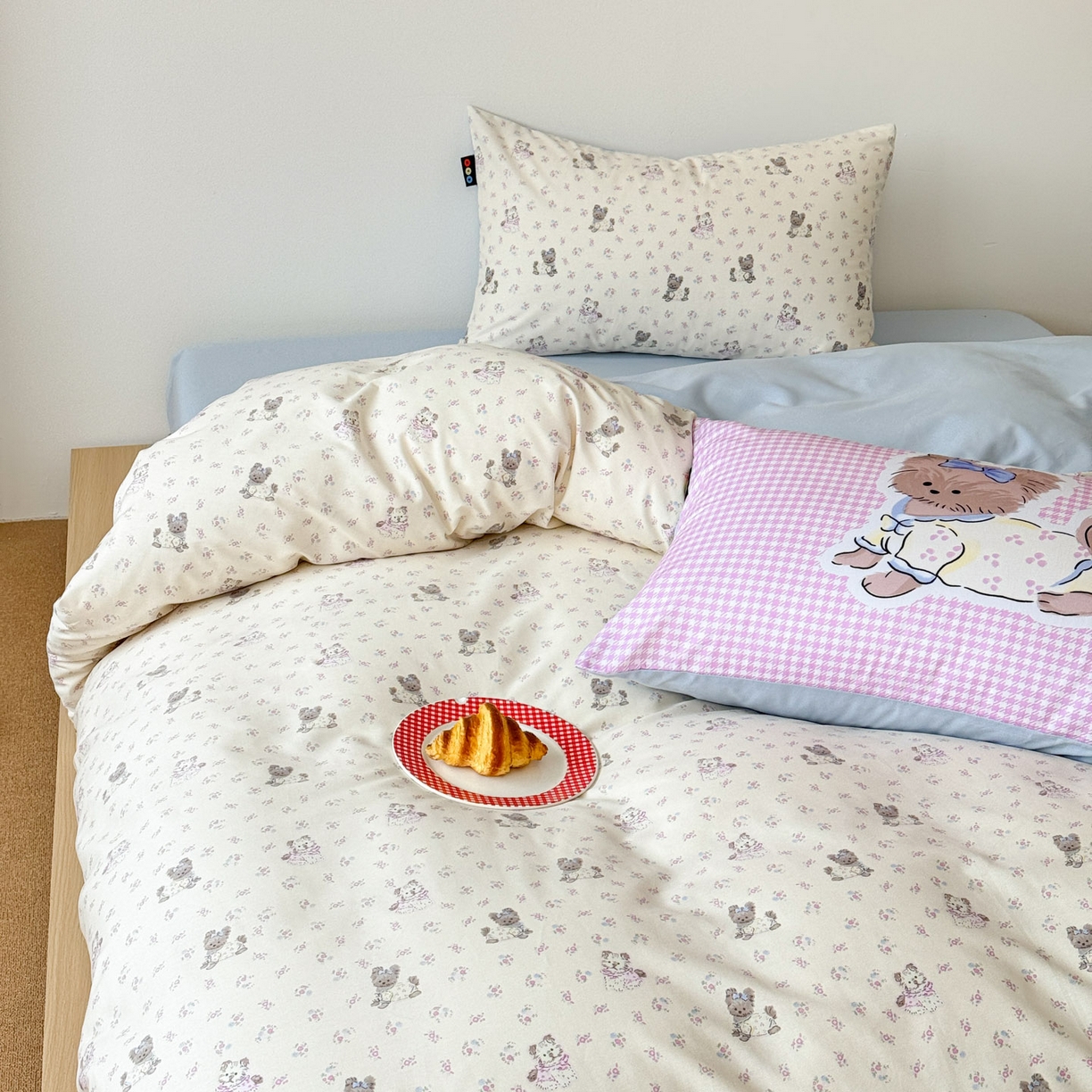 91家纺网 家纺一手货源 找家纺 RYB红黄兰 2026新款ins风全棉卡通纯棉三件套四件套 花园马尔济斯