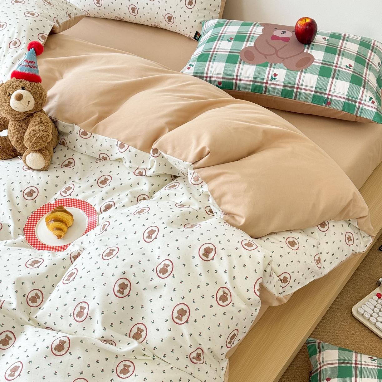 91家纺网 家纺一手货源 找家纺 RYB红黄兰 2026新款ins风全棉卡通纯棉三件套四件套 绿野仙棕熊